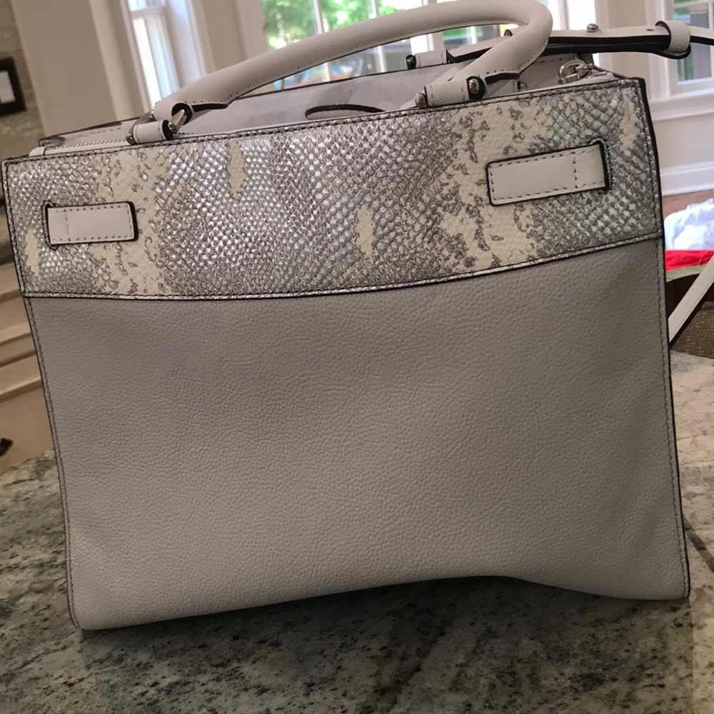 โญ๏ธHOST PICKโญ๏ธ NWT ๐ฏ% Authentic Michael Kors Reagan Satchel - Picture 3 of 7